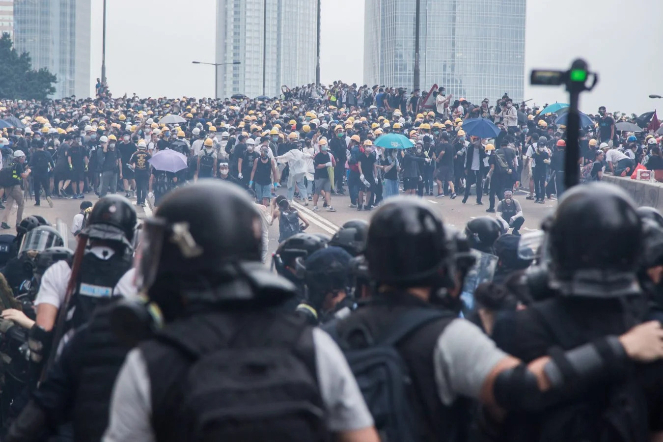 香港警察與示威者對峙